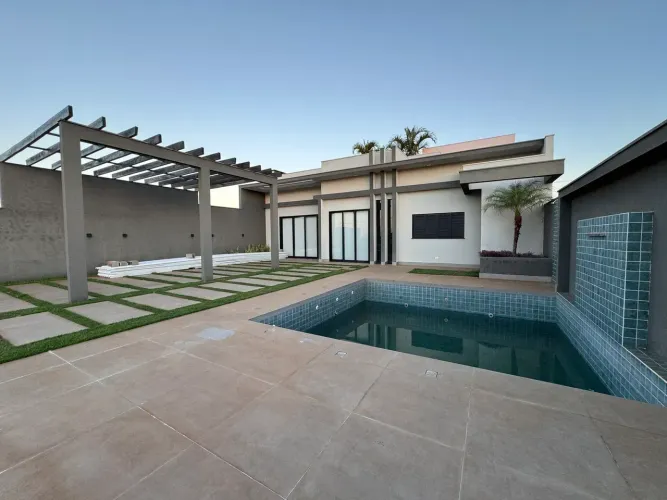 CASA DE ALTO PADRÃO MOBILIADA E DECORADA NO CONDOMÍNIO OASIS DO RIO PARANÁ PORTO RICO/PR