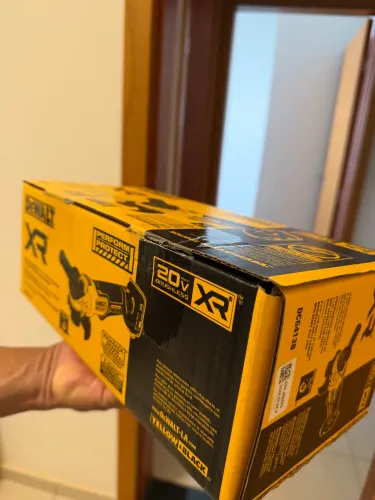 Esmerilharia vc angular a bateria DEWALT DCG413B esse modelo vem apenas a esmerilhadeira.
