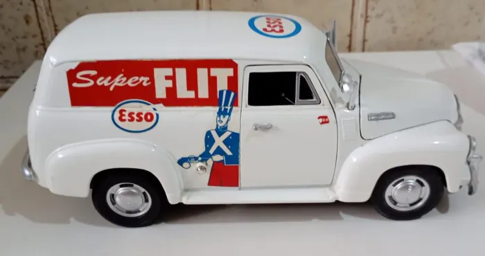Miniatura Chevrolet Furgão Panel Esso 1/18