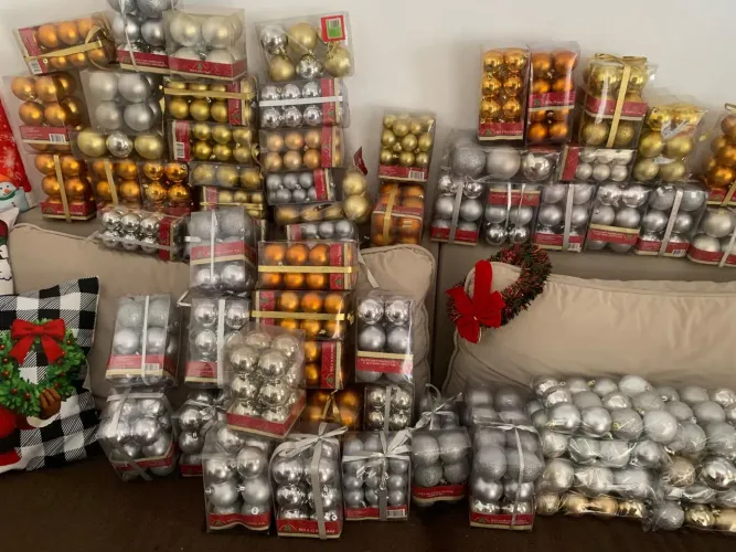 Vendo lote bolinhas de Natal a 600,00 reais tudo ou 10,00 cada !