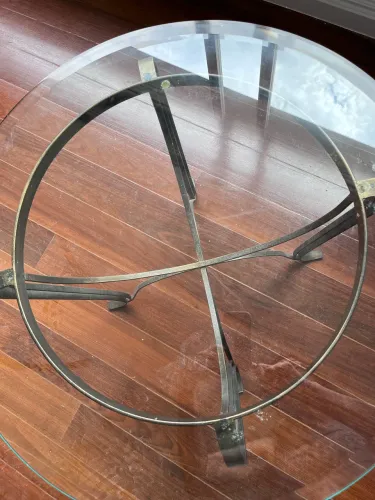 Linda mesa para uso interno ou no jardim com tampo de vidro bisotê e pé de ferro