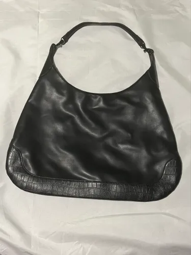Bolsa grande com detalhes em croco
