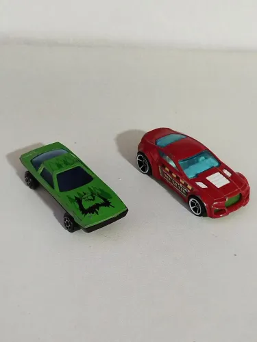Hot Wheels Turque Twister R0921 e Carrinho Verde