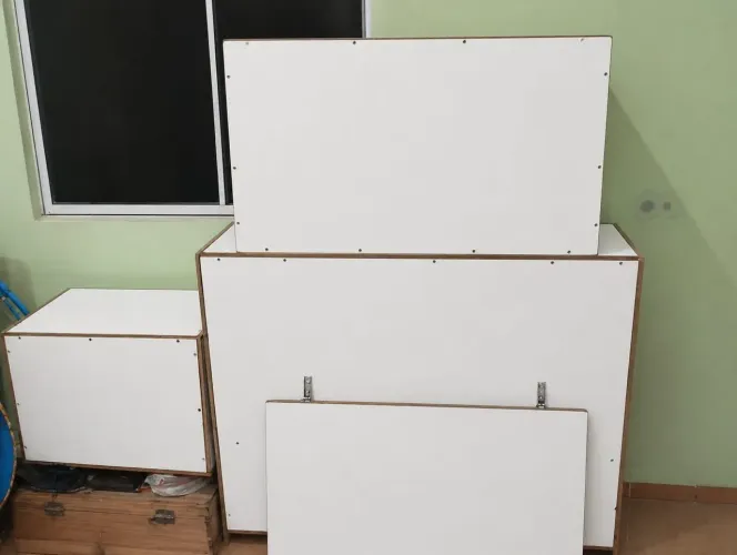Balcão pra pia de cozinha pequena e armário com 3 partes de parede.