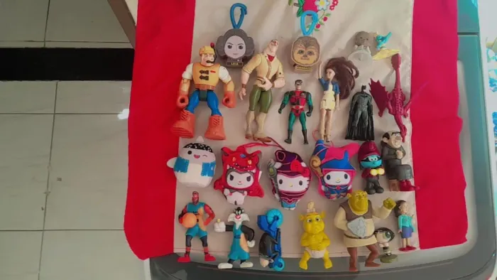LOTE COM BRINQUEDOS COLECIONÁVEIS - COLEÇÃO VARIADA.