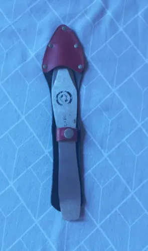 Garrafa de inox 200ml, corrente de alumínio, faca para lançamento e Cantil de couro