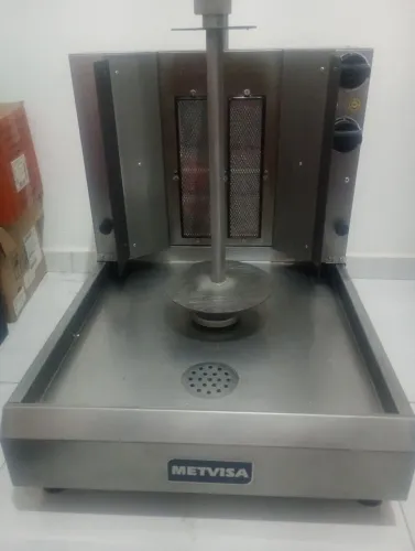 Máquina de churrasco grego.