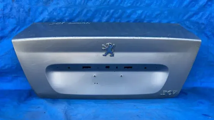 Tampa Traseira Peugeot 307 Sedan 2003 A 2012 / Detalhe Prateado