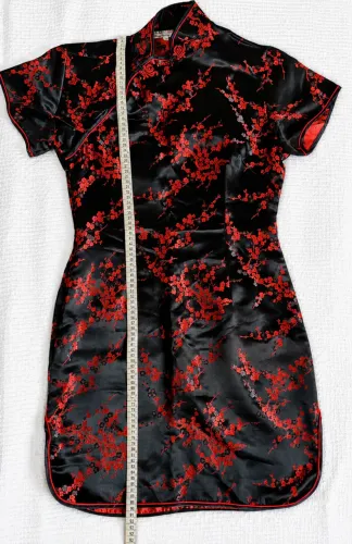 Vestido Plum Blossom Oriental Preto com Flores Vermelhas Tam. 36