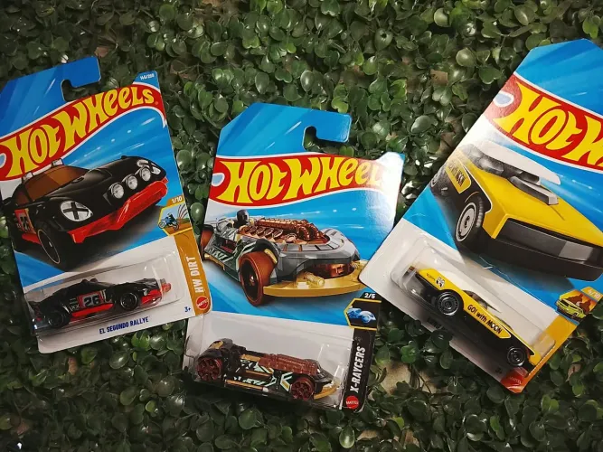 Dia das crianças 3 carrinhos HotWheels em super oferta