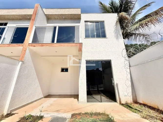 Casa à Venda no bairro Letícia, 3 Quartos, 1 Suíte, 2 Vagas para carros hatch e quintal.