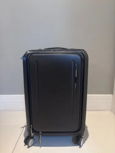 Mala Samsonite Just Right Spinner Carry-On de bordo com acesso frontal para notebook