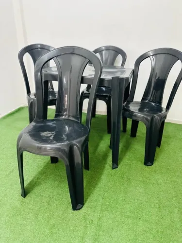 JOGO DE MESA COM 04 CADEIRAS DE PLÁSTICO.