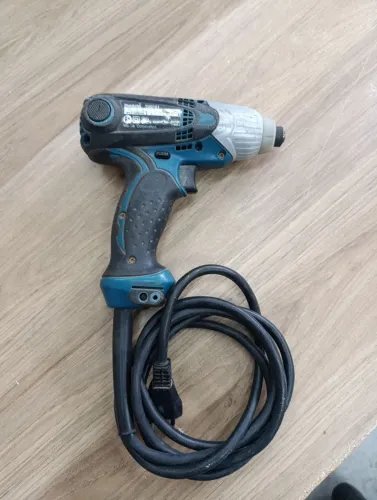 Parafusadeira de impacto Makita. 5 x no cartão.