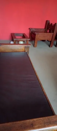 Vendo conjunto de sofá de madeira 4 peças