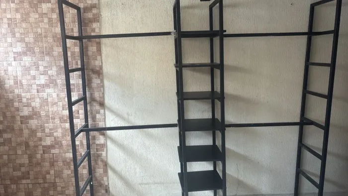 Arara de metalon preta