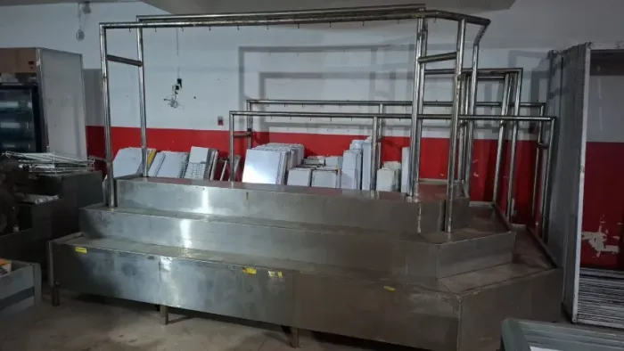Expositor de carnes secas e embutidos, todo em aço inox. Valor: 18.000,00 reais.