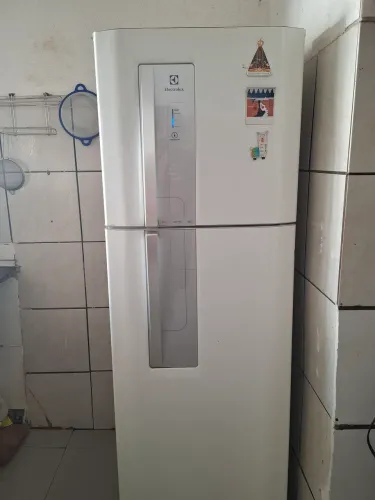 Geladeira (estraga, freezer esta congelando mas a geladeira nao esta )