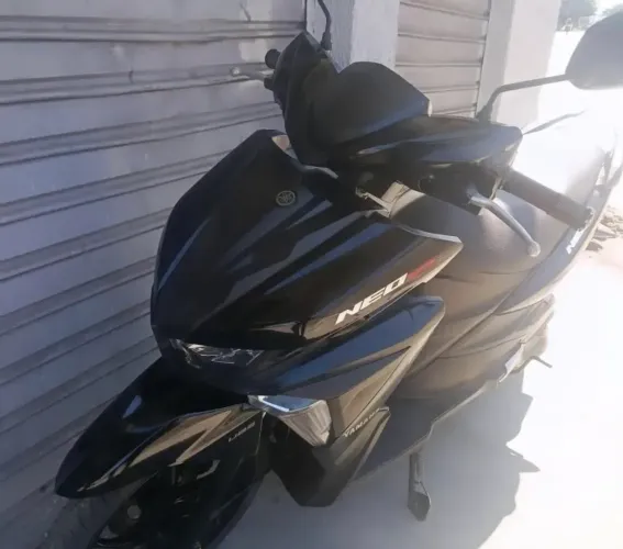 Moto Neo 125 preta, 2022