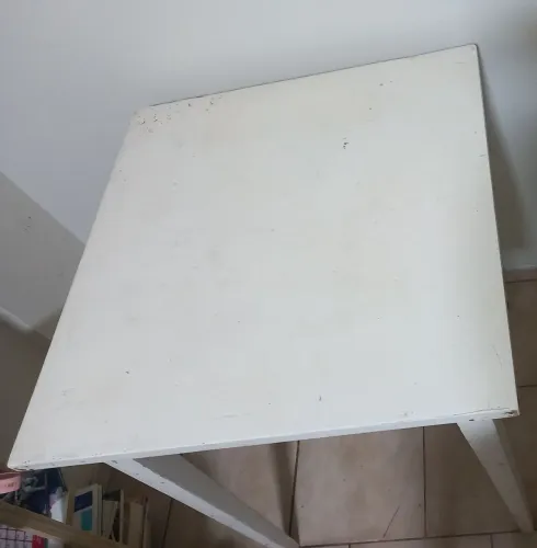 Mesa quadrada pequena branca