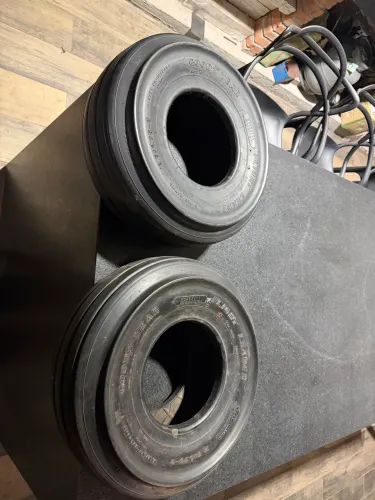 Vendo par de pneus Goodyear 19.5x6.75-8 