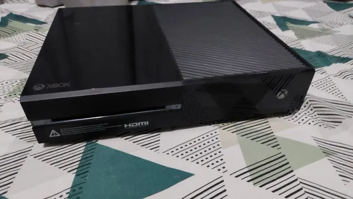 Xbox one usado, com um controle