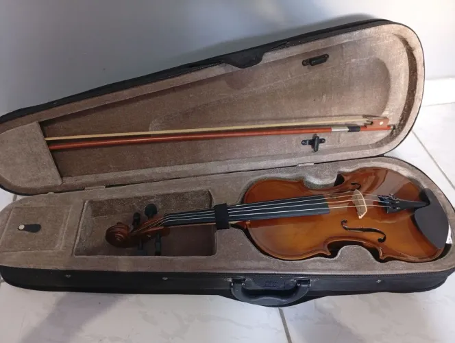 Vende-se violino ? em perfeito estado no valor de 500 reais.