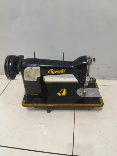 Máquina de costura Vigorelli antiga 