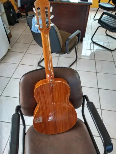 vendo um violao di giogio semi novo, sem marcas de uso.
