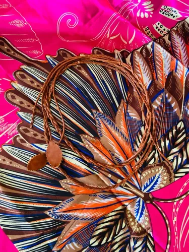 Cordão de Couro Marrom com Detalhe de Folhas