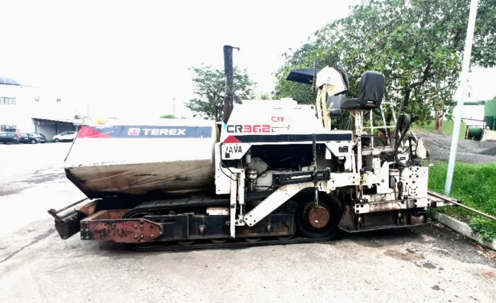 Vibroacabadora Terex CR362L ano 2008 com 6000 horas e esteiras de borracha novas, em SP