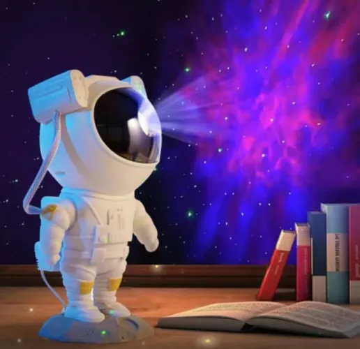 astronauta projetor de galáxia e nebulosa 