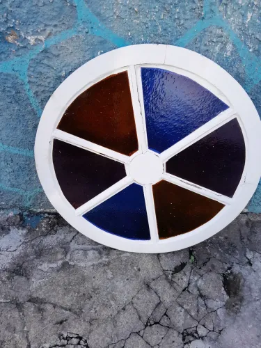 Janela circular em vidro com moldura branca sem batentes
