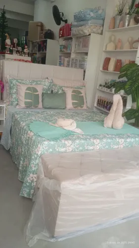 Cama Box nunca usada completa com cabeceira e Puf Baú 