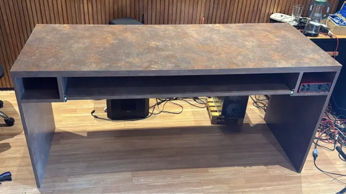Mesa para estúdios / compartimento para teclado 