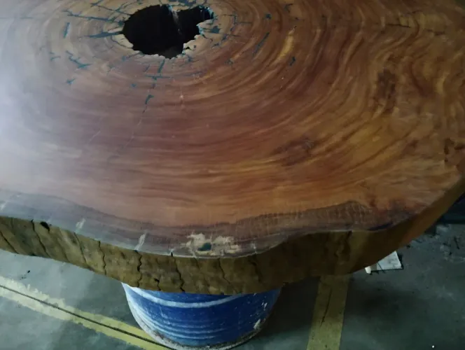 Mesa de madeira rústica com furo central