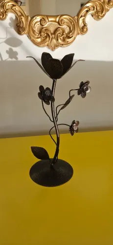 Castiçal metálico floral decorativo