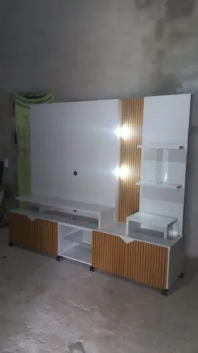 Estante Cross Com Rodizios Para Tv De Até 55 Polegadas C/Led Detalhe Ripado Em 3D 