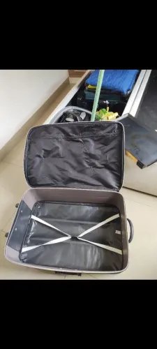 Mala de viagem espaçosa e resistente