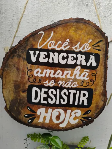 Placa Decorativa de Madeira com Mensagem Motivacional