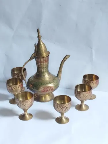 Conjunto de Jarro e Taças em Metal decorativo 
