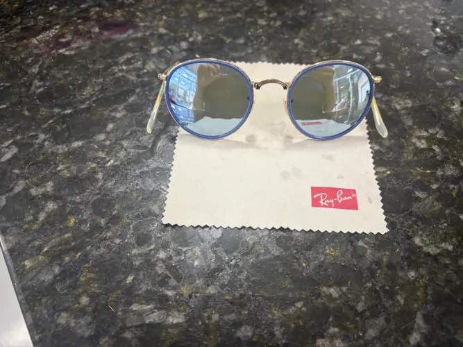 Óculos rayban com hastes dobráveis