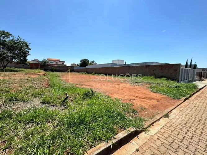 Terreno Murado em L, Medindo 658m² , Plano | Condomínio Alto da Boa Vista