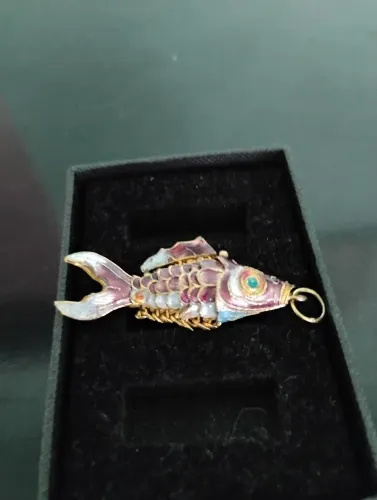 Pingente articulado com detalhes dourado, madrepérola e esmalte 