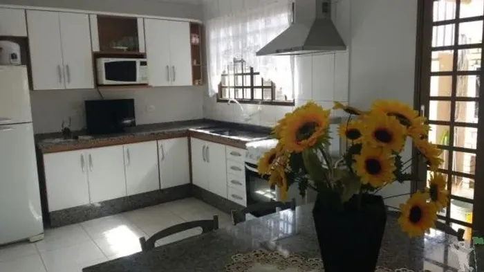 ALUGO CASA PRÓXIMO HU, AMPLA, 3 BANHEIROS, SUITE MAIS 2 QUARTOS, ESCRITORIO E 3 VAGAS GARA