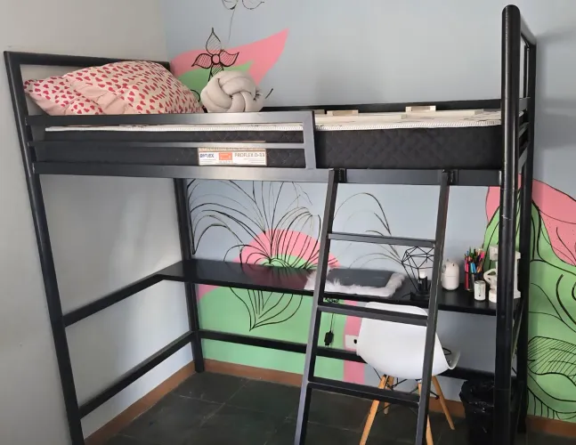 Cama com escada e escrivaninha