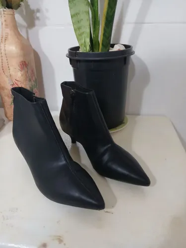 Botas pretas de salto baixo. Marca Via Uno