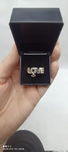 Anel em Prata escrito LOVE com pingente, e pedras de strass
