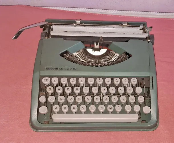 Máquina De escrever Olivetti LETTERA 82 relíquia
