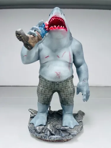 ESTÁTUA - TUBARÃO-REI - KING SHARK 1/10 DA IRON STUDIOS